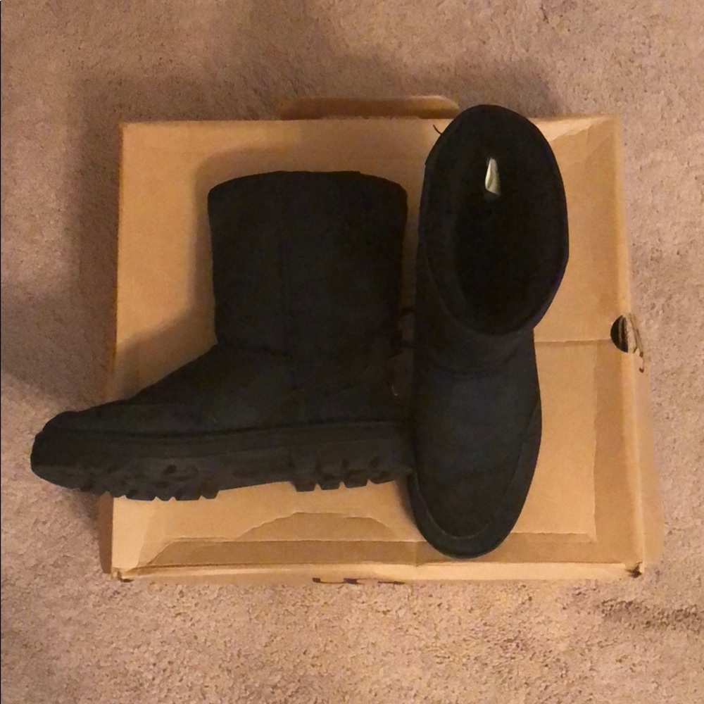 Ultra short women’s black uggs size 7